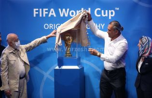نمایندگان فیفا جام جهانی را مُهر‌و‌موم کردند و بردند!