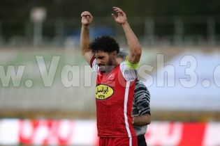علی شاه زیر نظر کادر پزشکی پرسپولیس