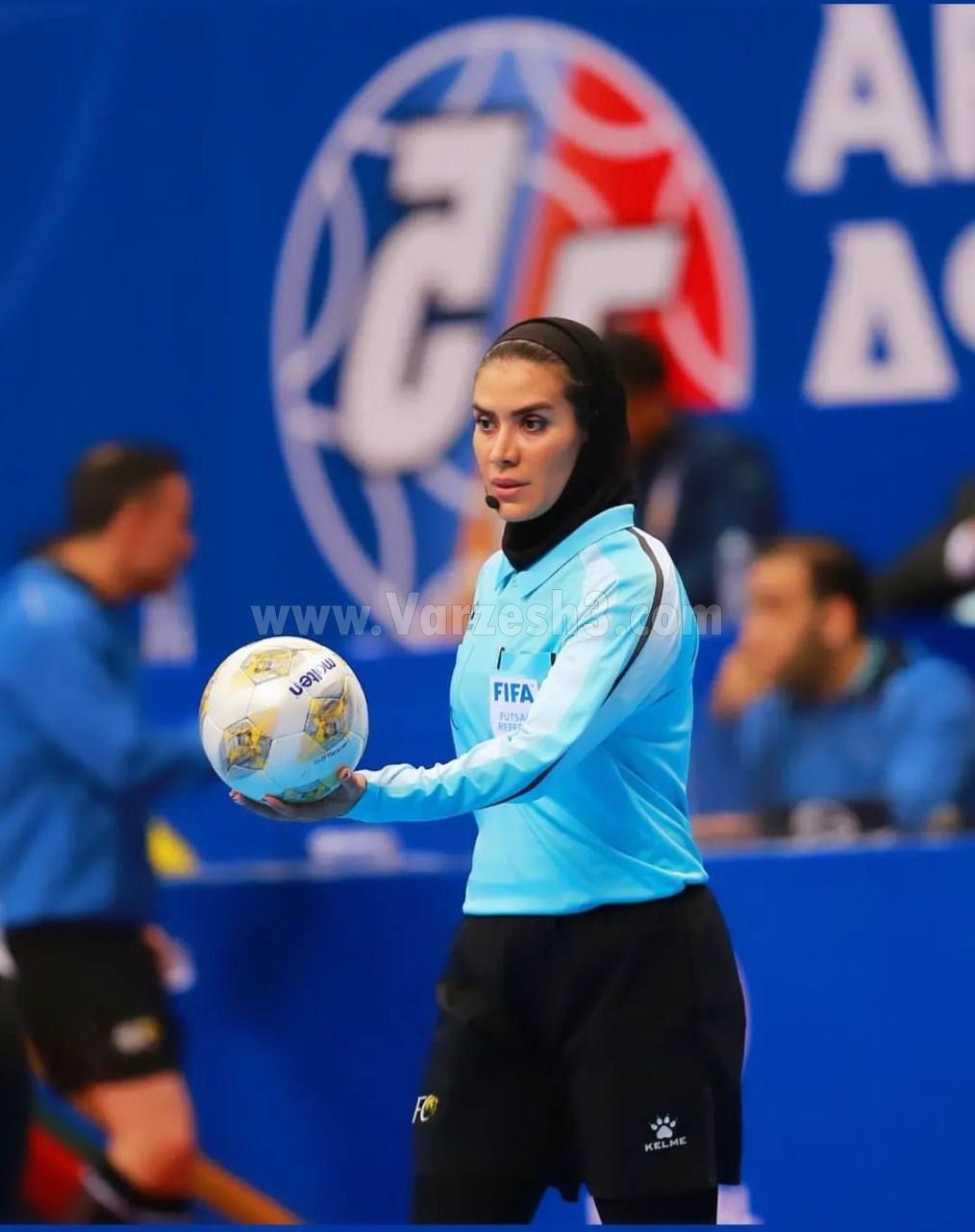 تصویر جالب داوری زن ایرانی در جام ملت‌های آسیا