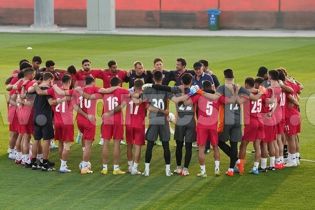 ایران قرمز می‌پوشد و انگلیس سفید