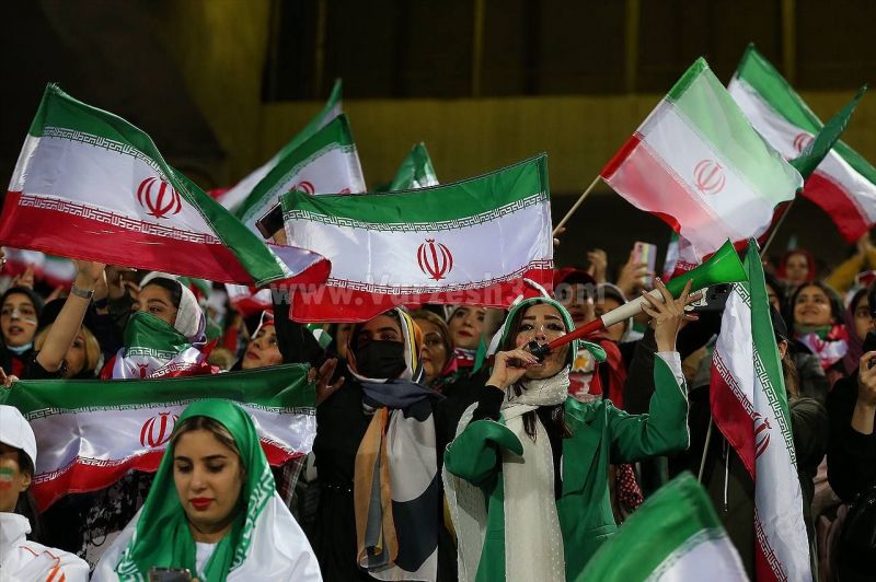 زنان ایرانی و طعم تماشای برد تیم‌ ملی (عکس)