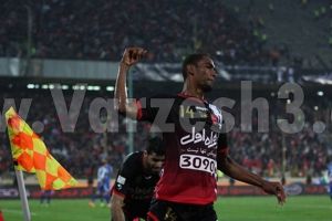 زننده عجیبترین گل دربی از دوردست آمد