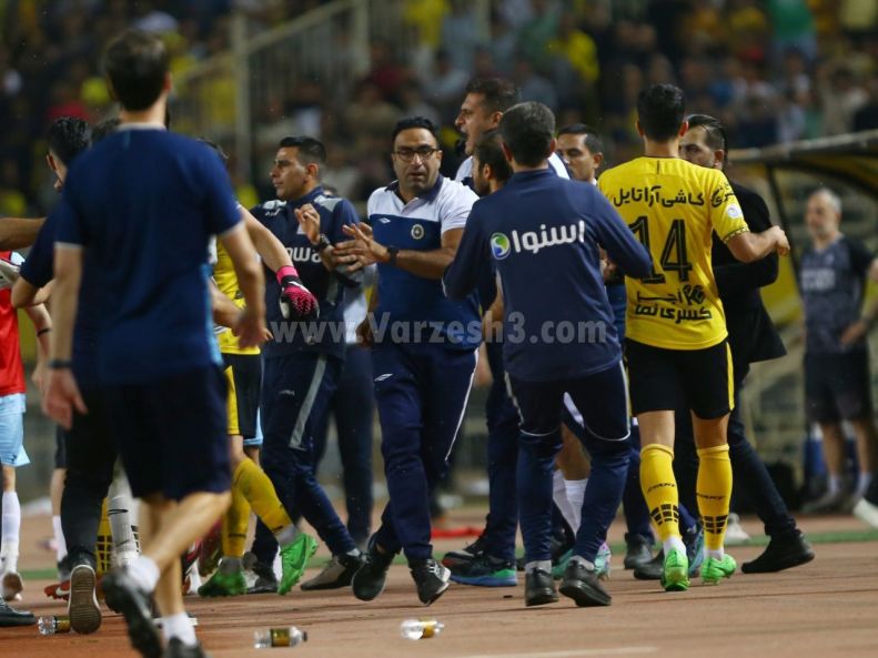 عکس | زد و خورد عجیب در نیمه نهایی جام حذفی! 5