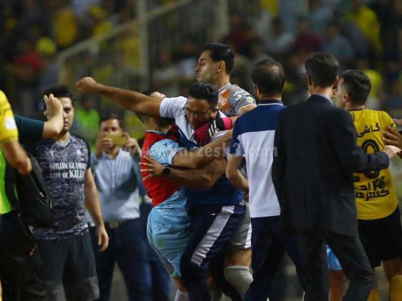 عکس | زد و خورد عجیب در نیمه نهایی جام حذفی! 3