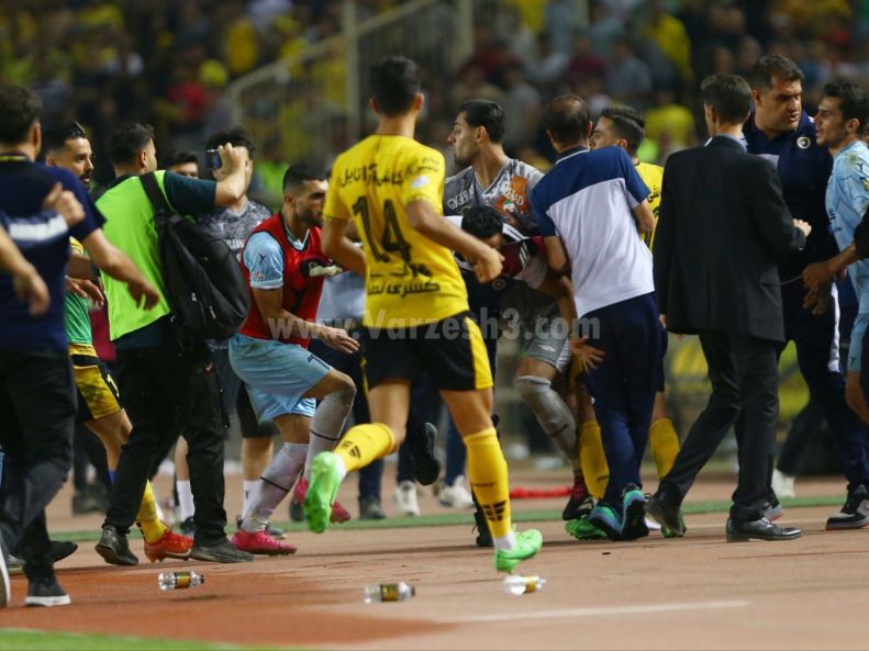عکس | زد و خورد عجیب در نیمه نهایی جام حذفی! 4