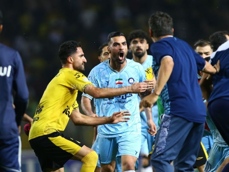 عکس | زد و خورد عجیب در نیمه نهایی جام حذفی! 9