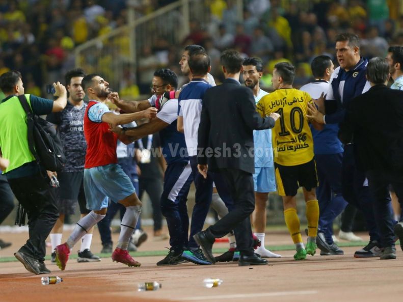 عکس | زد و خورد عجیب در نیمه نهایی جام حذفی! 2