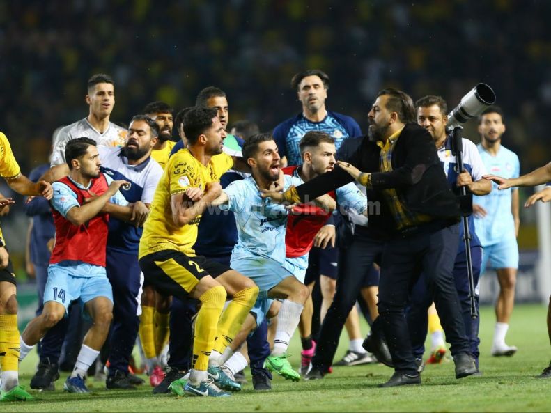 عکس | زد و خورد عجیب در نیمه نهایی جام حذفی! 6