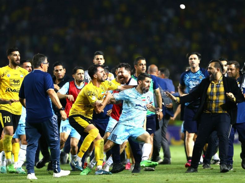 عکس | زد و خورد عجیب در نیمه نهایی جام حذفی! 7