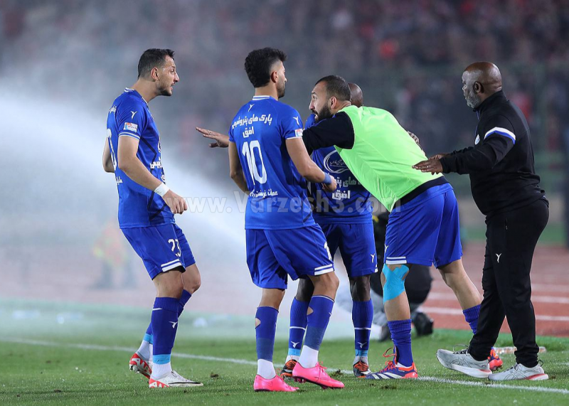 باورنکردنی: چشمی مترجم سرمربی شد و کارت گرفت!