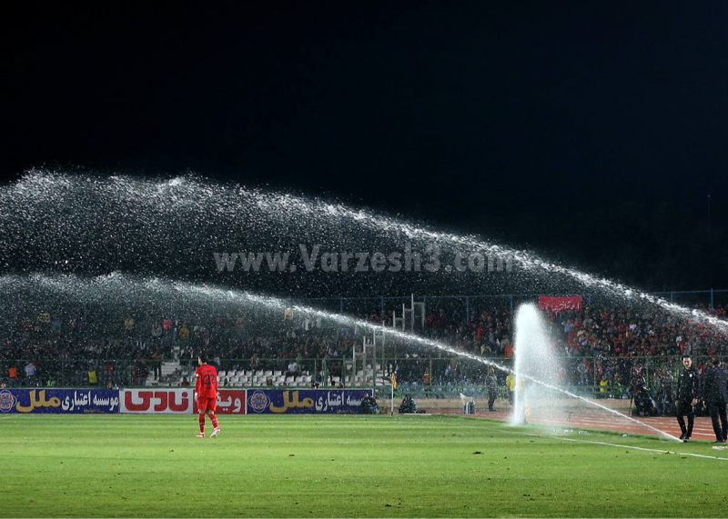 توقف بازی استقلال و تراکتور بخاطر آب‌پاش!