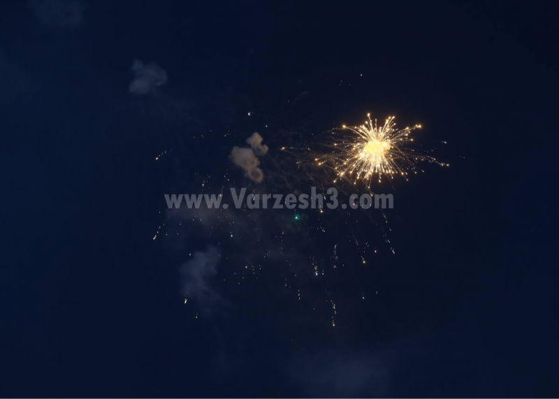 آتشبازی زنان سپاهانی بعد از پیروزی بزرگ (عکس)