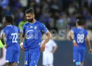اولین واکنش مدافع استقلال به حواشی لگد به بطری
