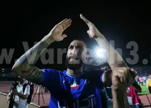 هدیه روزبه به استقلالی‌ها: یک جام + چهار قلب آبی